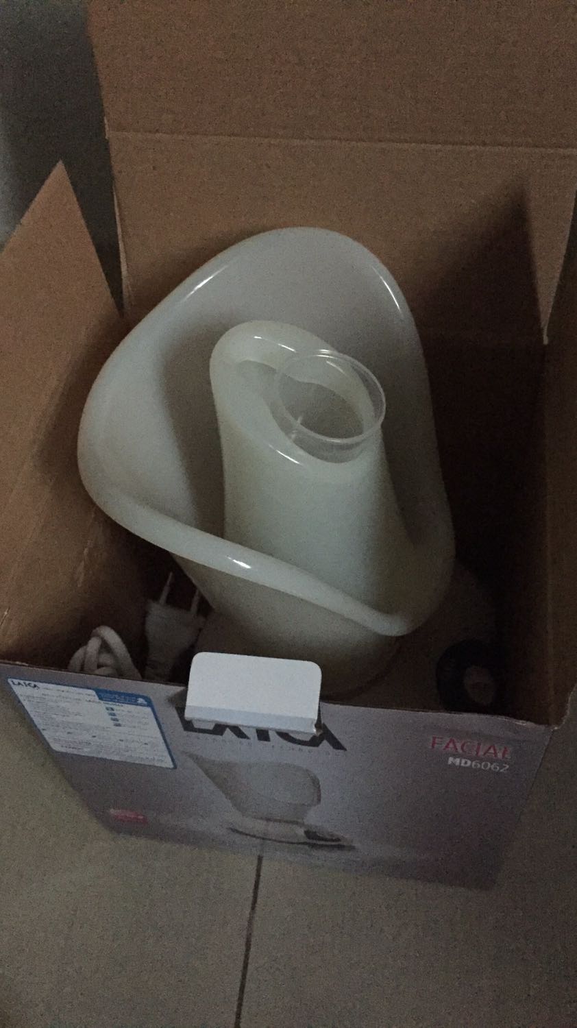 Máy bên ngoài giống mô tả , khay đựng nước ít, hơi nước ra nóng nhưng hơi yếu, mặc dù có bầu xông nhưng chỉ nóng vùng chữ T, 2 bên má ko bắt được hơi nóng. Chưa thật sự hài lòng lắm.