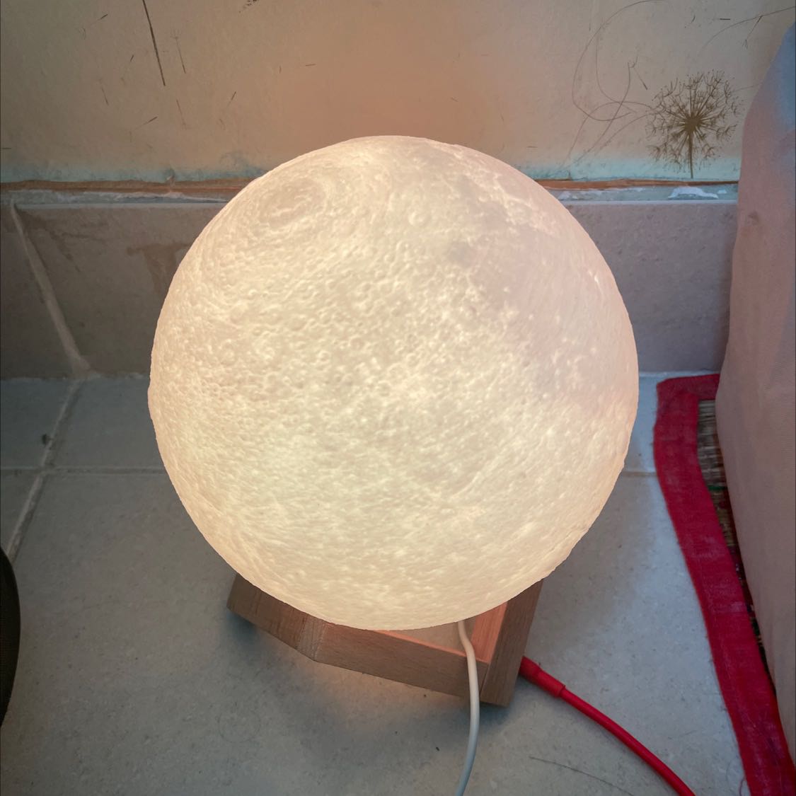 Thấy sạc đầy nhưng cũng mau hết, cắm luôn cũng không sao. Mặt trăng đẹp thiệt luôn, ánh sáng ko mạnh lắm nhưng vậy là ok rồi