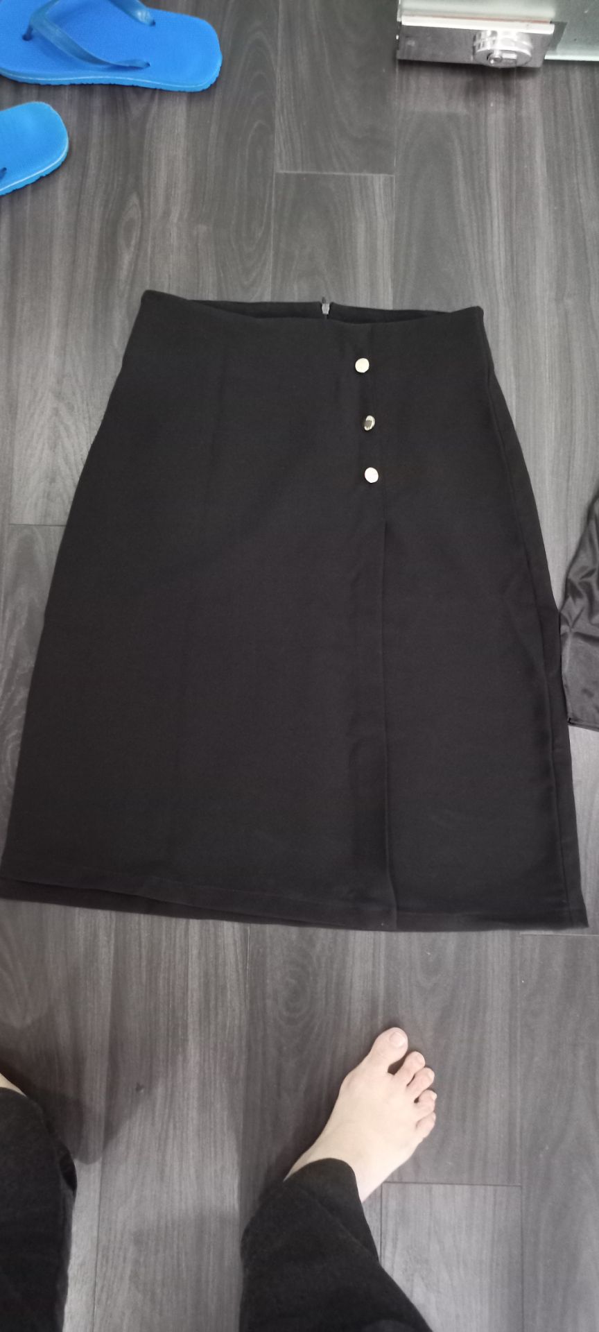 cảm ơn shop giao hàng siêu nhanh, váy rất đẹp vải dày dặn đường may đẹp, sẽ tiếp tục ủng hộ shop