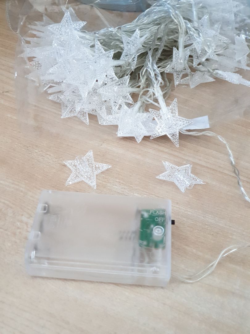 cực kỳ thất vọng! mình vừa nhận hàng 9h30 hôm nay, mô tả là cắm điện trực tiếp nhưng lại đưa loại bỏ 3 pin 3A! 
Mình đi ra tiệm điện mua pin 3A nhờ tiệm điện bỏ vào lun thì đèn không sáng lên! Dây đèn đã bị hư !!!!
Quá thất vọng vì cách làm ăn này, đã giao loại bỏ pin, lại không cho pin! Phải chăng không muốn khách hàng kiểm tra được hàng đã hư !?? 
chứ kể cầm lên ngôi sao rơi độp độp ra hic.
Trong suốt mấy năm mua hàng của Tiki đây là lần đầu tiên gặp trường hợp làm ăn mất uy tín như vậy !!