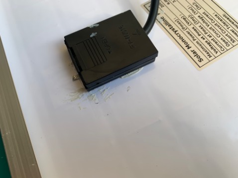 sản phẩm không báo sạc pin, mặt sau tấm pin có dấu hiệu bị hỏng hóc, dính keo