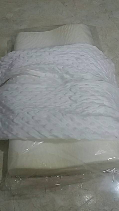 Gối rất đàn hồi, rất đáng tiền, mình mua lần thứ 3 rồi, nay mới đánh giá. sản phẩm có độ lún vừa phải nên không mỏi cổ tí nào luôn, lúc mua có 1 chút mùi của cao su với mùi của vải mới, hơi khó chịu, bóc áo gối giặt đi 1 nước là yên tâm luôn ạ, cái ruột gối thì để ngoài là ok, ko cần phải giặt và không giặt đc, vì nó không thấm nc do,

nhưng cũng vì thế mà phòng mình không còn mùi mấy nữa, mấy gối bông ép ngày trước mỗi lần vào phòng là sặc mùi hôi, do chất liệu bông sợi lâu ngày dễ bị mốc. 
Gối nằm dễ chịu và dễ ngủ hơn, các bạn nên dùng nha