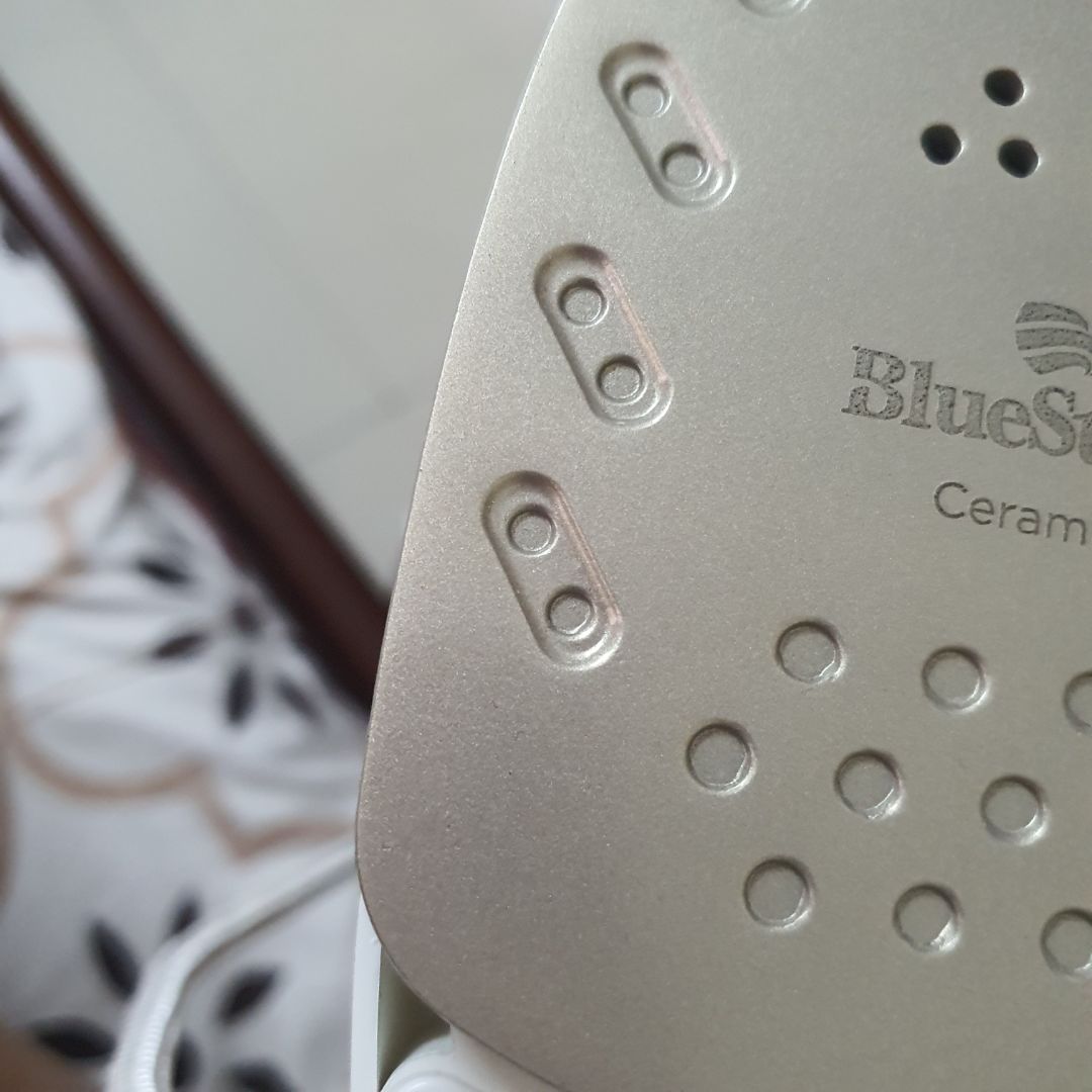 sản phẩm cầm chắc tay, là tạm ổn, hơi nước yếu phù hợp với vải mỏng thôi, mặt đế hoàn thiện chưa sắc sảo, mang đi du lịch sẽ tiện vì nhỏ gọn. tikinow ship rất nhanh