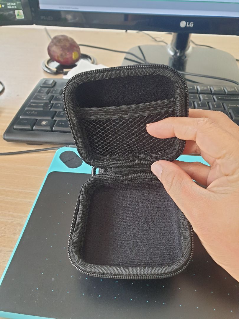 hộp đẹp tiện dụng nhưng dây kéo có vẻ ko bền lắm. cái giao cho mình dây kéo có chỗ hơi khập khiễng. kéo bị dính dính may là bên hông nên có thể dừng lại trc khi kéo hêt nên chấp nhận nhương cảm giác thấy dây kéo ko bền