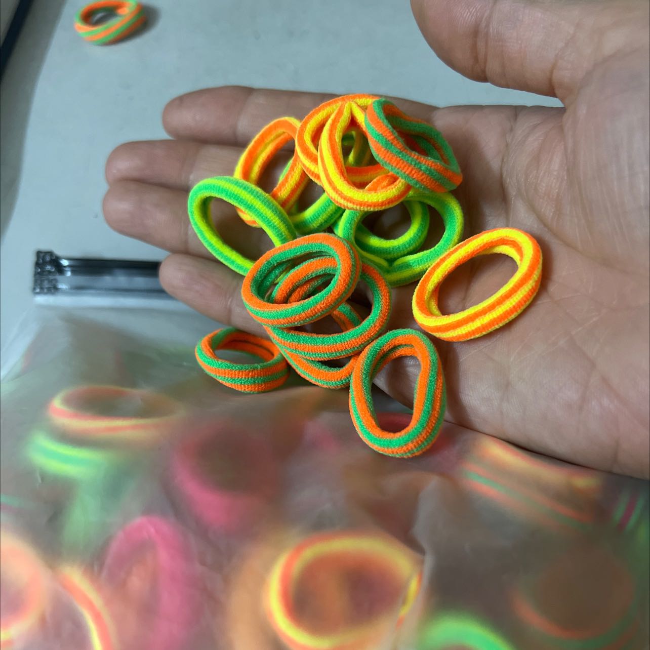 Dây mềm ko làm đau tóc bé, màu sắc đẹp. Dùng rất thích.