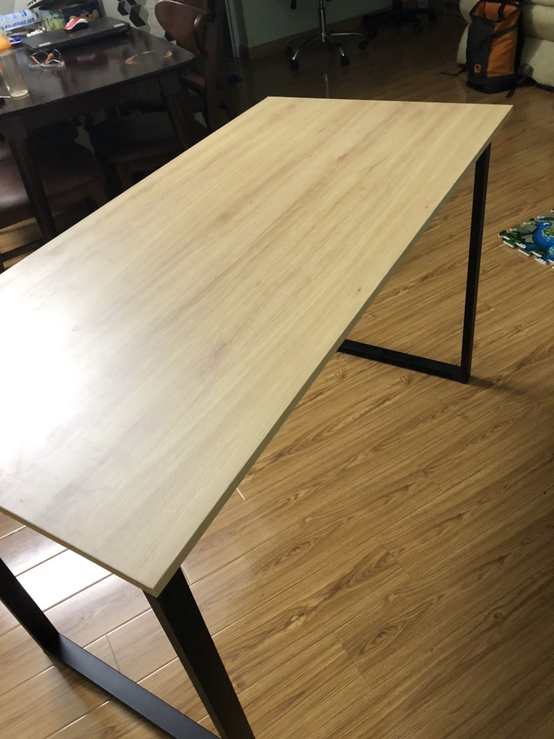 Giao hàng bị dập mặt bàn. Thanh nằm ngang tưởng bằng sắt nhưng thật ra bằng gỗ.