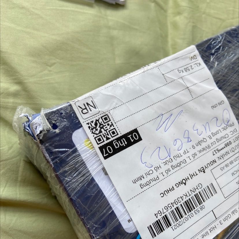 Bao bì cẩu thả, giấy bị hư hết góc. Khi mình hỏi anh nhân viên giao hàng, giấy bị hư góc vậy thì trả lời mất lịch sự "Không biết, nhận sao giao vậy". Mình muốn trả lại hàng và sẽ không bao giờ mua ở đây nữa.