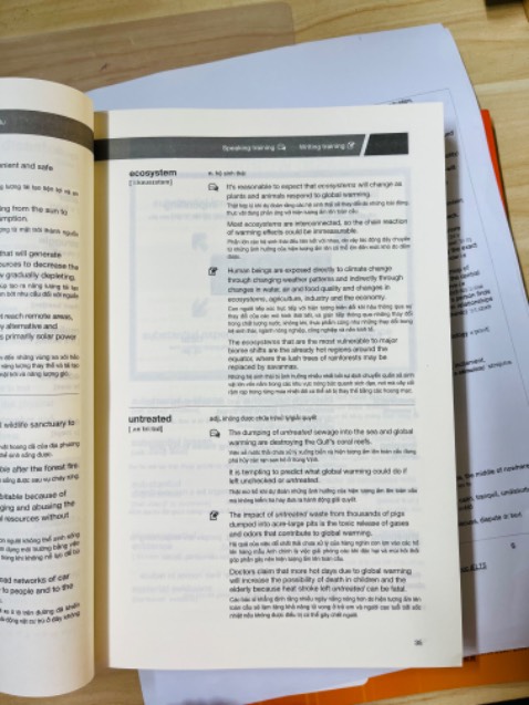 Giấy màu vàng . Tuy loại này là tốt cho mắt nhưng thích loại giấy trắng hơn. Mình mua 2 quyển trong bộ 4 quyển, cách nhau 1 tuần, giấy khác nhau. Buồn.