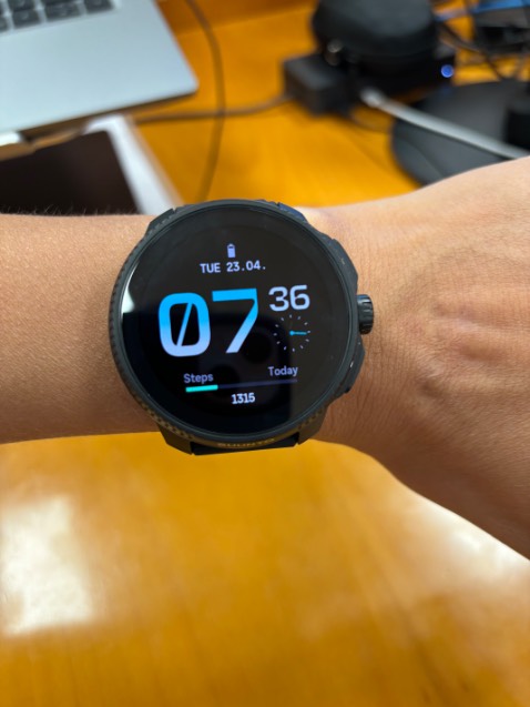 Đẹp. Đen sì ngầu cho bạn nào thích màu đen. Cách làm bản lề và dây rất dễ chịu cổ tay. Mình dùng Garmin, Coros rồi mua thêm Suunto này, cái này đẹp mã nhất trong 3 cái. Chức năng ko tiện bằng Coros Apex 2 Pro cũ của mình. Ae tham khảo. Chúc chạy vui khoẻ.