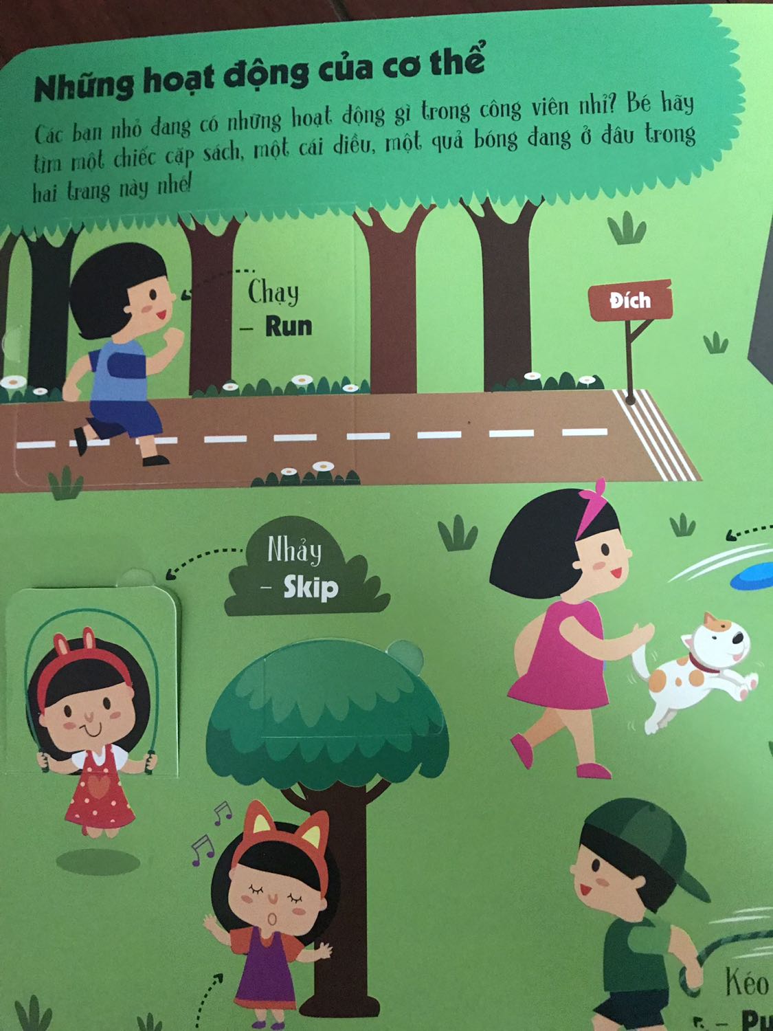 Với giá này thì quá hài lòng.
Mình đã mua các cuốn lift the flap khác, so với trước thì cuốn này giá quá mềm hơn, nội dung vừa đủ cho bé 2-5tuoi. Lớn hơn mình e là hơi ít, cần thêm nội dung.
- Xem kỹ bên trong thì hình ảnh sinh động, rõ ràng, nội dung vừa đủ cho bé 2-5tuoi.
- Có 1 điểm mình đặc biẹt chưa hài lòng là sách chưa có phần phụ tiếng anh (vì các cuốn truoc mình mua có nhiều hơn).