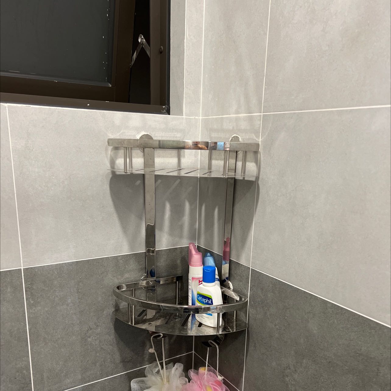 Giao hàng nhanh. Gói hàng cẩn thận. Sản phẩm nhìn đẹp, chắc. Dán bằng keo gửi kèm, để qua đêm thấy chắc