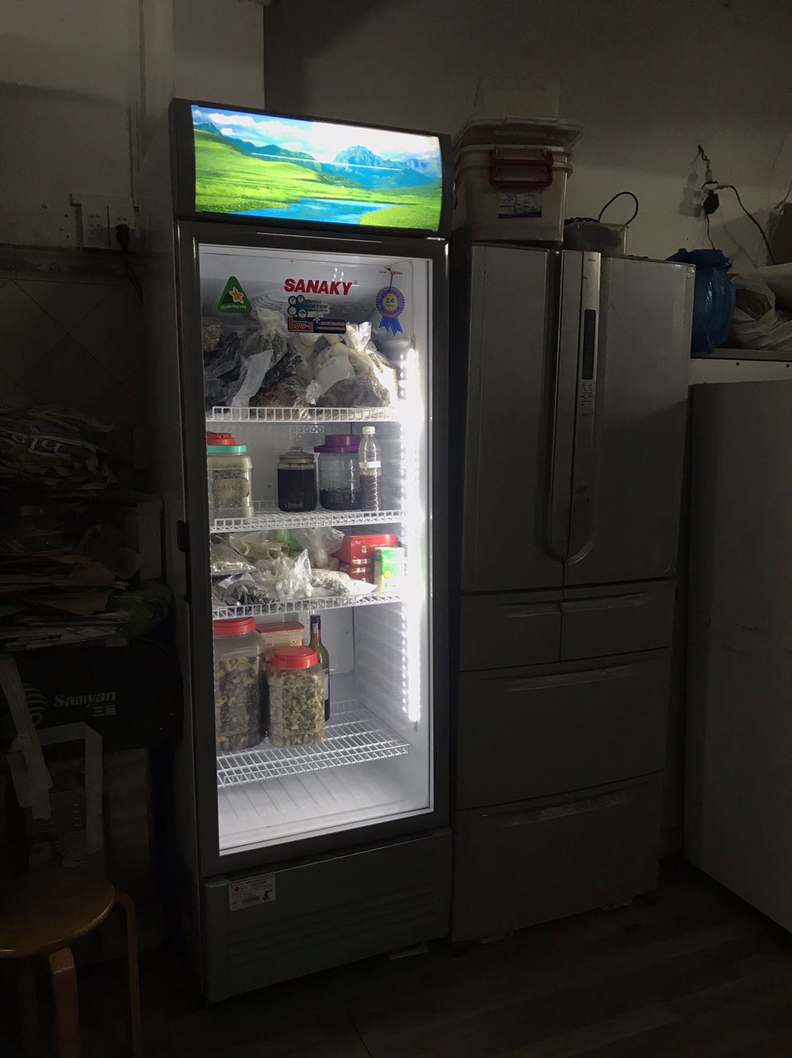 Làm lạnh nhanh, chạy êm. Lốc lạnh LG. Tủ có 4 bánh xe nhưng không có khoá bánh nên dễ bị xê dịch mà đứng ko vững, hơi lắc nhẹ. Nên thiết kế kiểu 2 chân cố định + 2 bánh xe hoặc 4 bánh xe kèm chân tăng đưa. Khi vào vị trí rồi vặn chân hạ xuống để cố định tủ! Trừ 1 sao chỗ cái chân không vững. Vì tủ cao và nặng nên chân không vững thì rất nguy hiểm.