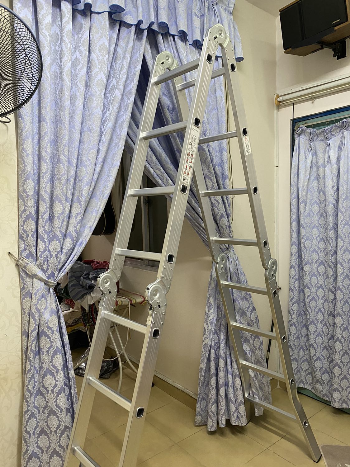 Thang nhẹ, nhưng chắc chắn khi đứng trên để làm việc, khoá chắc chắn, lò xo mạnh yên tâm an toàn khi cài chốt, xếp được nhiều dạng nên thuận tiện khi kê tại mọi góc trong nhà.