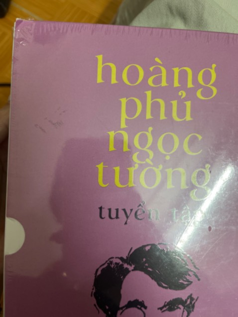 Hộp sách bị rách như này, thật là xót ruột 😰 nhưng mua giá sale nên đành chịu