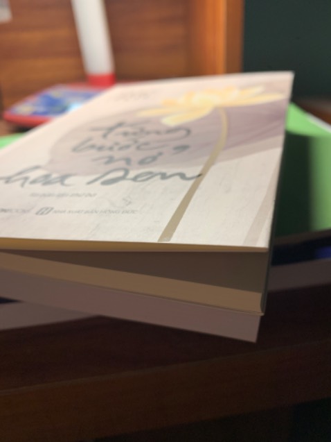 Những bài thơ nhắc nhớ về lòng biết ơn. Và người có lòng biết ơn sẽ được cuộc sống gửi đến những điều tốt đẹp nhất ❤️ Sách mỏng nhưng thiết kế chắc chắn, xinh xắn lắm nha mn