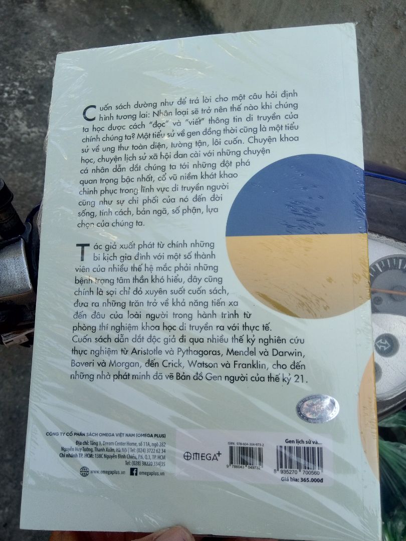 sách nhìn giản dị mà đẹp , nội dung hay .
Thằng cha này viết về đề tài khoa học mà kiến thức rộng , giúp người đọc hiểu biết thêm nhiều lĩnh vực khác nữa , mà phong văn thì thôi tuyệt cú mèo , ngày trước chắc viết thư tán gái chắc number one .
