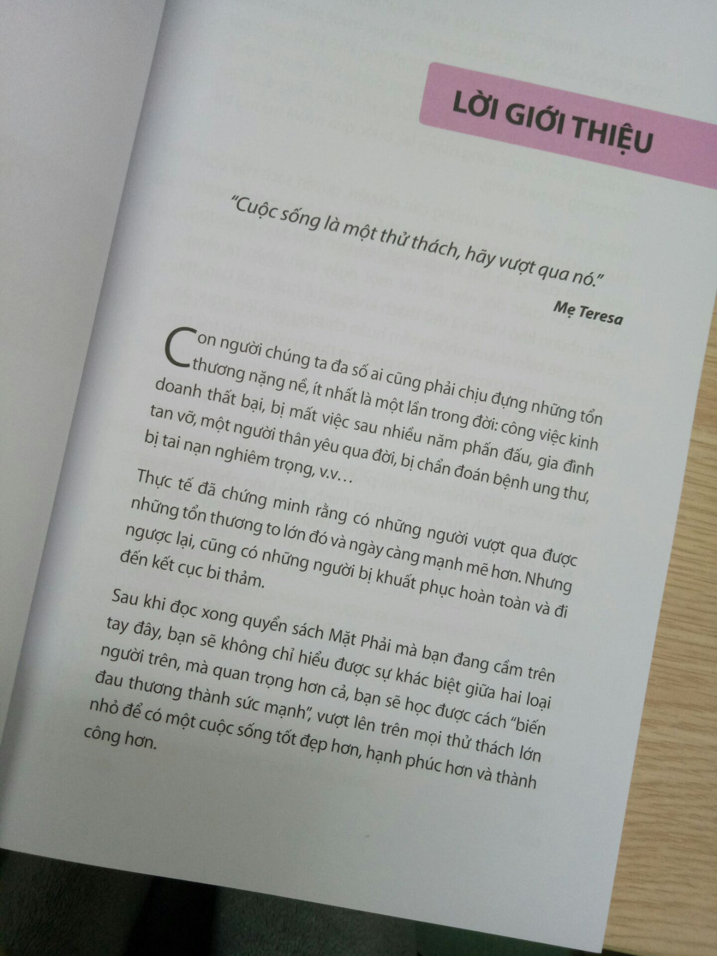 Nhận được sách phấn khích cực kỳ, bìa đẹp, giấy cuốn Mặt Phải tốt, cuốn kia tạm tạm, *** khổ thay cả 2 cuốn không có cuốn nào có tờ Book Mark để đánh dấu trang