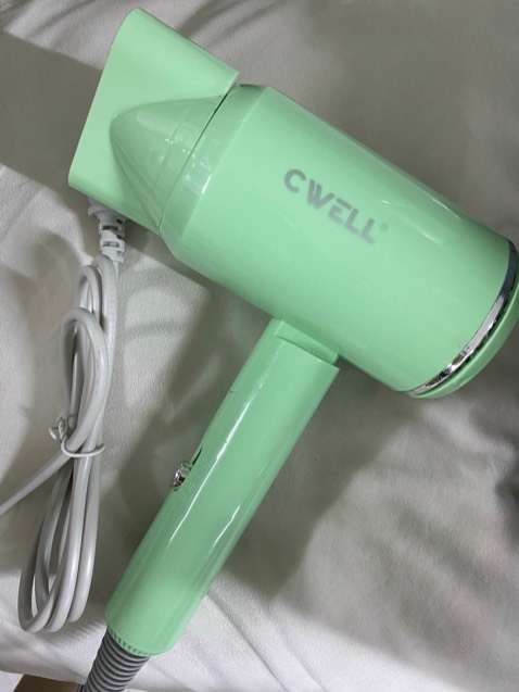 chất liệu máy rất xịn ạ, máy sấy nhanh khô tóc mà nhiệt nhẹ lên không bị ảnh hưởng tóc. mọi người nên mua nhé