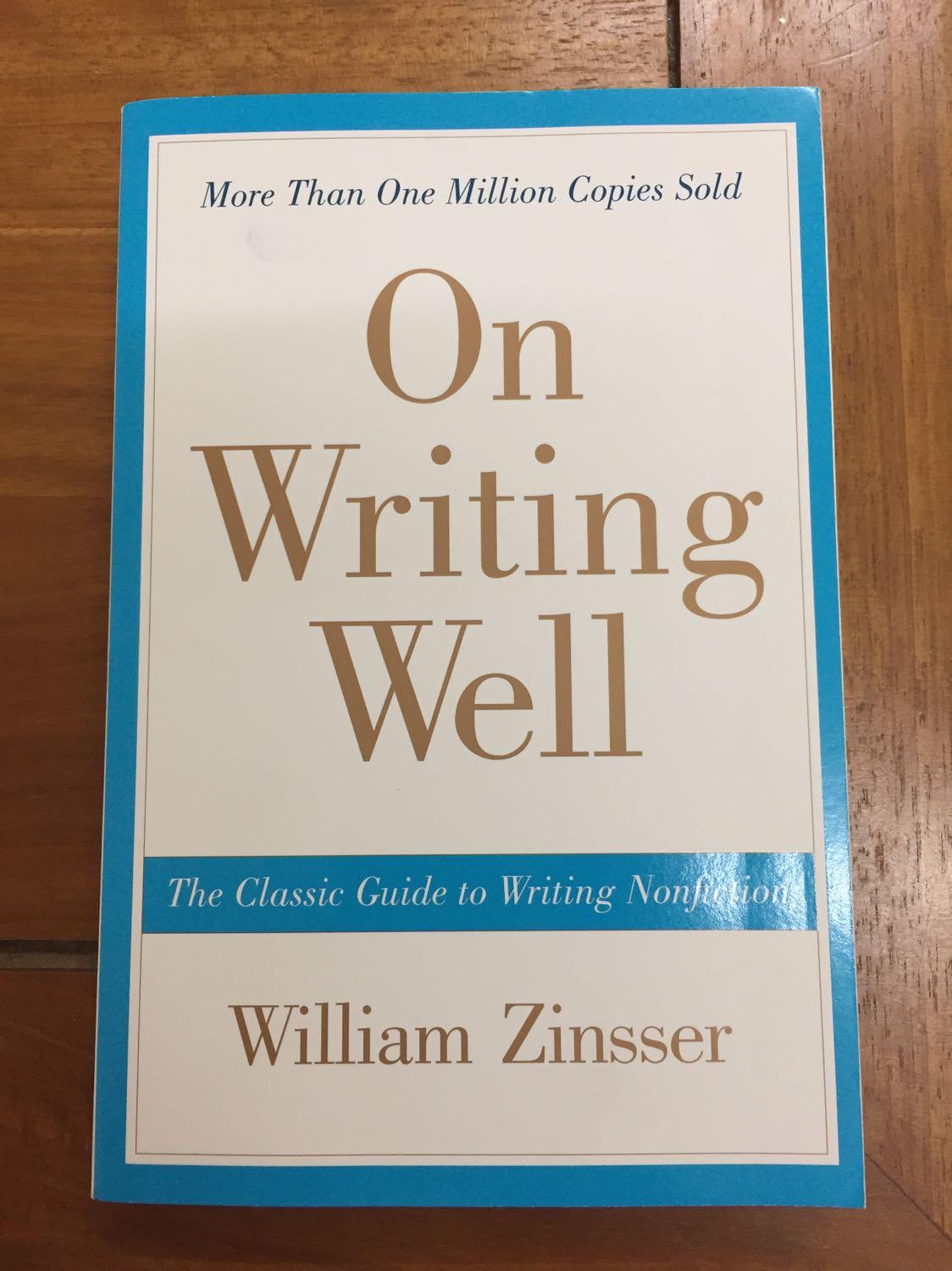 Thủ tục mua bán đơn giản, vận chuyển nhanh chóng và dễ dàng. Sách bìa mềm, khổ trung bình, phông chữ dễ đọc, chất lượng giấy bình thường. Có một vấn đề là bìa và gáy sách hơi bị lem. Đánh giá này không bao gồm nội dung quyển sách.