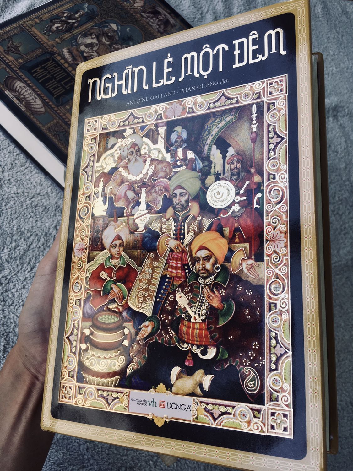 Giao hàng: nhanh, hộp va chạm nhiều nên góc bìa sách có cấn một chút, không ảnh hưởng quá nhiều.
Sách: đẹppppppppp, so với bản cũ thì thêm rất nhiều tranh minh hoạ đọc đỡ nhàm chán. Giấy loại 70gms nên hơi mỏng so với cuốn Grimm.