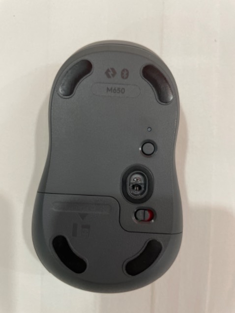 Chuột đầm chắc, di chuyển mượt với cả 2 loại kết nối. Riêng Bluetooth gần như không cảm thấy độ trễ so với M590 đã dùng trước đây.
Về độ Silent thì với mình tuyệt vời.