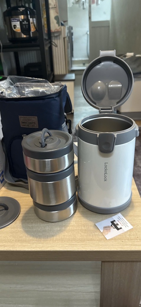 Nhìn đẹp lắm luôn, chất liệu cũng ok. Hy vọng sài bền 😬
Được tặng thêm cái ly giữ nhiệt, Tuyệt vời 😏