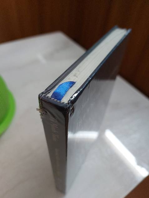 Hình thức: Bìa cứng, có phân trang, giấy in đẹp
Có màng bọc sách nhưng vận chuyên (hoặc ko do vận chuyển) làm móp gáy sách.
Điểm trừ nhẹ.