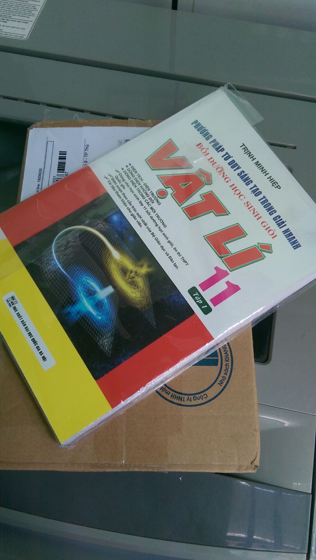 Sách được đóng gói cẩn thận, giao hàng nhanh,shipper thân thiện.Chất lượng sách quá 
tốt, học và làm bài tập theo chuyên đề, lời giải chi tiết, bài tập đa dạng, đáng mua!