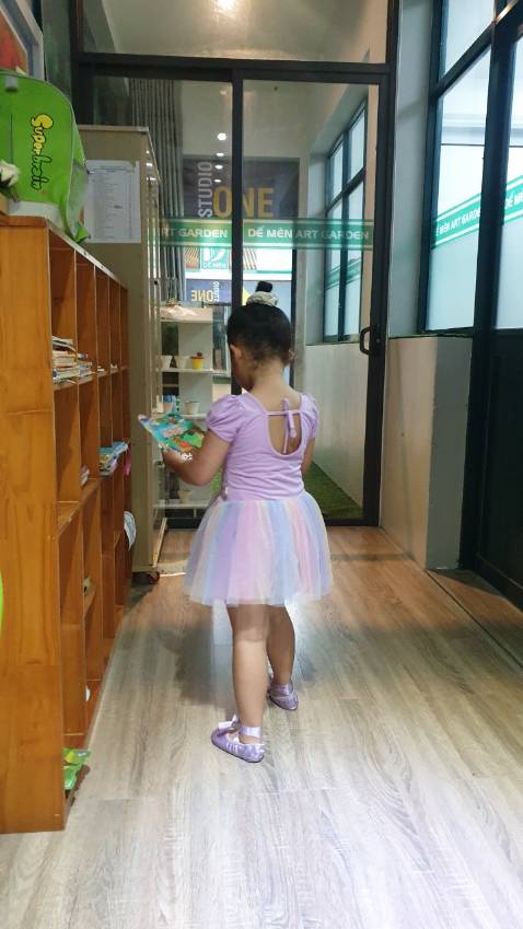 Mình đã mua của shop đôi này là đôi thứ 2 rồi. Sản phẩm y như hình, bé nhà mình đi múa tuần 2 lần và mang nửa năm nay đối với 1 đôi mà vẫn còn tốt lắm. Giày này có nơ nên xinh lắm