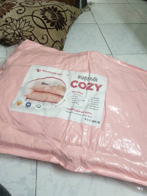 gối 50x70 nên to nằm chỉ tới 1 nữa. ko êm như bông gòn nhưng mua cặp mà 140k thì vậy cũng ok rồi
