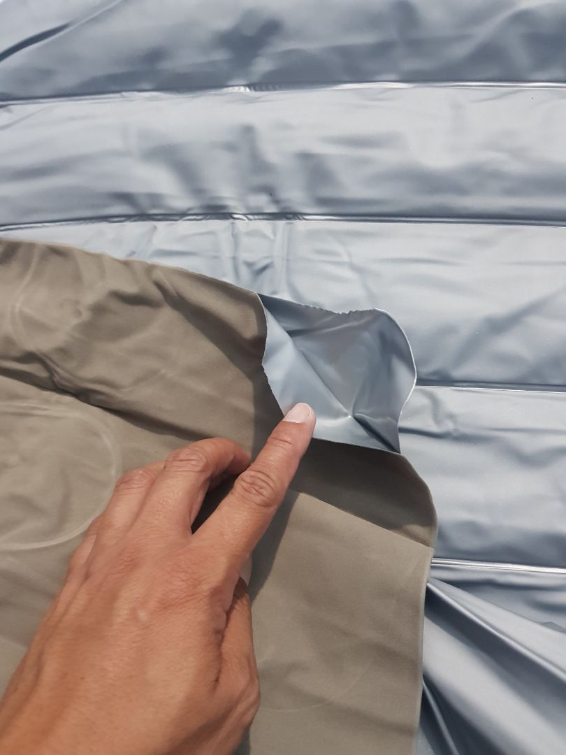 Mình nói thật sản phẩm bên bạn quá tệ gối thì bị lủng gói hàng thì chẳng khác gì cái bao đựng rác trong khi đó mình mua tới 7*** sản phẩm đó mình trả hàng lại mình không mua nữa. đừng có tưởng giao hàng có tiền là xong nha! Kitty làm ăn như thế này là mất uy tín lắm... nên làm việc với nhà cung cấp