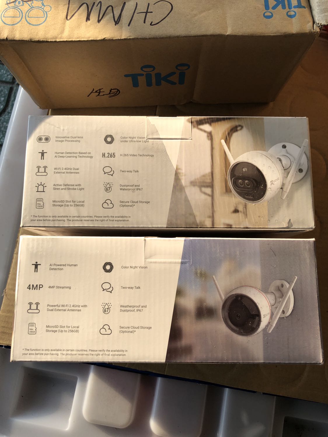 Hàng mua của Tiki Trading, do Anh Ngọc phân phối (mã F6xxx), tiêu cự 4mm - cái này ngon à, mình gắn trên lầu nhìn xuống sân, có thể zoom xa vẫn thấy rõ (nghe youtube review bảo thế chứ mình chưa *** thực tế, chỉ để trên bàn *** chức năng & hoạt động xem sao thôi). 

Ưu:
- 2 đèn Led vàng uy lực, âm cảnh báo to. 
- F 4mm: khá bất ngờ, vì cứ đinh ninh là hàng ở VN đa phần là F2.8mm như quảng cáo. Đổi lại góc nhìn bị hẹp xuống (87 độ so với 102 độ, hình như vậy). 

Nhược:
- app điều khiển khá dở, dở hơn của con C3X 1 số thứ. Có AI, nhưng ko có cảnh báo theo đường kẽ như C3X. 
- Chức năng bật cảnh báo ko bik control ra sao nữa. Tắt trên app rồi mà nó vẫn hú lung tung. Phải tắt hết, để chế độ ko còi ko đèn mới yên dc. Hy vọng bên Software cty sớm fix lỗi này. 
- 4Mpx ko khá hơn 2Mp là mấy. 
- Quay đêm: ack, chế độ thông minh có màu hay ko màu gì cũng tệ, độ nhạy sáng khá chậm, ko muốn nói là bị đơ luôn. Mình thử tắt đèn hết, rồi bật đèn lại, thì Cam chuyển sang quay ở chế độ hồng ngoại trắng đen luôn. Phải thao tác trên app thủ công mới hoạt động bthuong lại. 

Ezviz app chưa có chức năng hẹn giờ “nghỉ” - chỉ tắt ngủ thủ công. Hy vọng hãng sớm cập nhật chức năng này. 
Quay phim mình để full time, bị hãng cảnh báo có thể hư thẻ nhớ… ack, thế thì tui càng stress ***, coi cam hư trước hay thẻ nhớ hư trước, haha. 

Ah, NPP Anh Ngọc này ko bik ktra bảo hành ở đâu. Ko thuận tiện như Nhà An Toàn, có ktra online. 

Đôi lời nhận định cá nhân, xin chia sẻ cùng các bạn. Mình đang xài và *** 2 con: C3X và C3W pro 4M này. Thấy C3X nóng kinh khủng. Hixx.