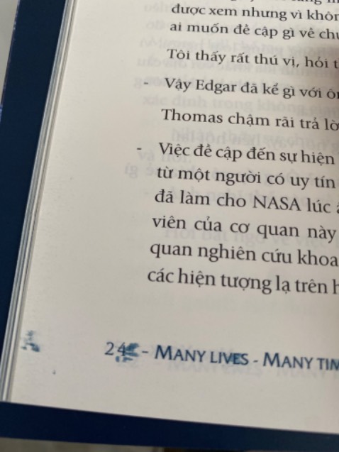 Hơi thất vọng, Tiki giao cho mình sách in vào quý II/2021, sách nhìn khá cũ và không được bọc bìa kiếng cho sách như ngoài nhà sách. Sẽ không là vấn đề nếu Tiki cho mình biết những thông tin này ở phần mô tả.
À và các bạn lưu ý khi mua nhé, sách Tiki cung cấp bị lỗi in khá nhiều trang và bản này không kèm bookmark.
Nói chung khá thất vọng, cảm giác như Tiki nhập sách lỗi rồi bán cho khách.