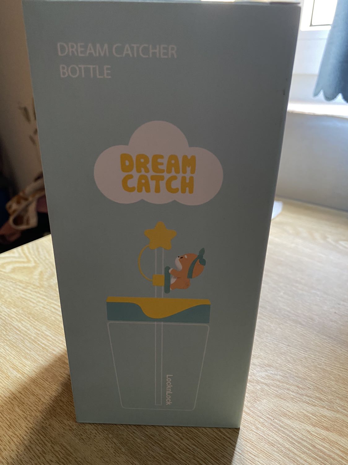 Ly rất xinh, nhưng đôi lúc bị rỉ nước trên nắp mà ko rõ từ đâu, có tặng sticker