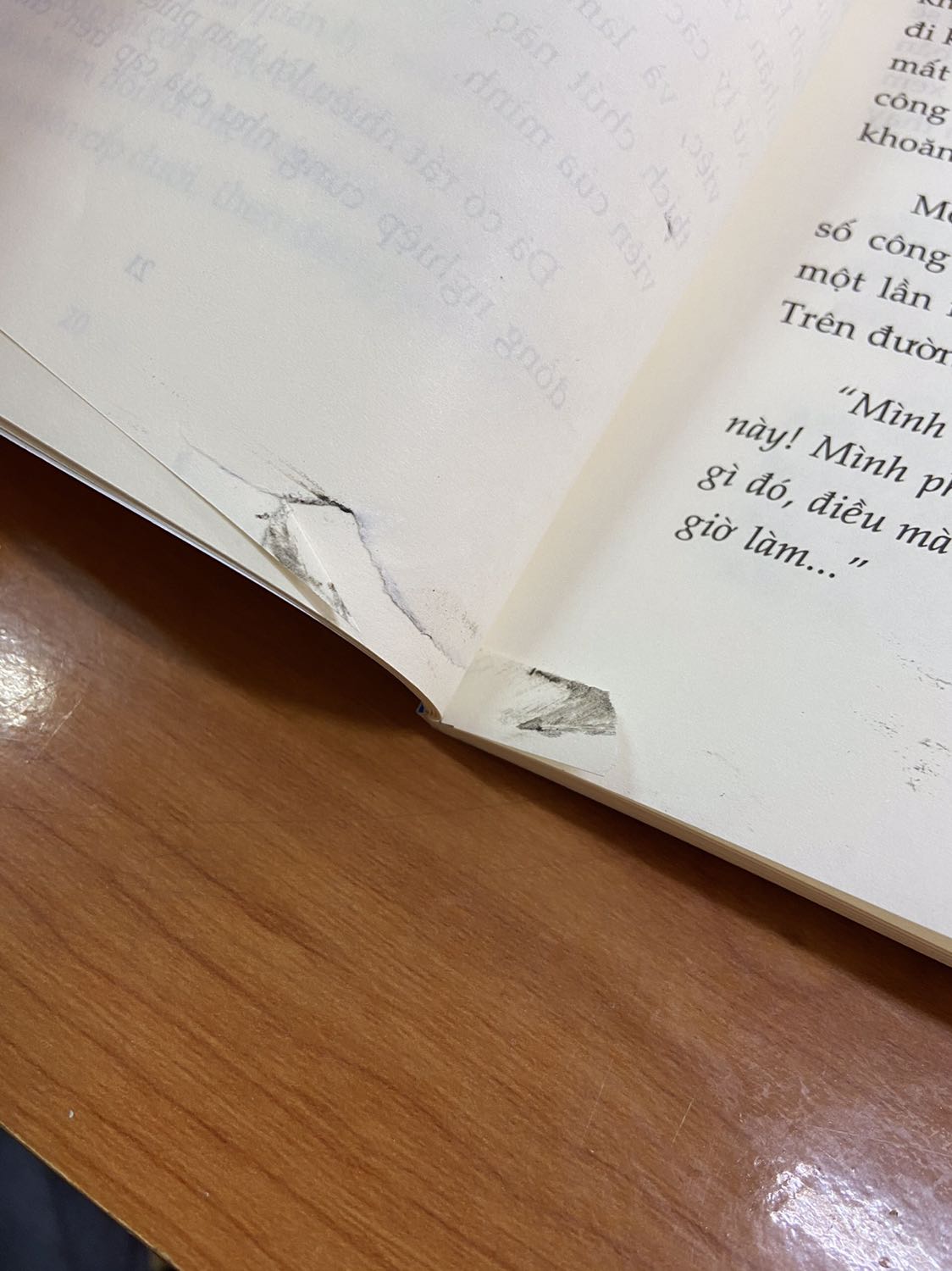 T mua 25 quyển để tặng nhưng khi nhận hàng chưa kiêm tra đã đưa đi tặng. Nay nhận được phản hồi có 1 quyển bị lỗi khi in của nxb. Tiki có hỗ trợ đổi trả sản phẩm không?