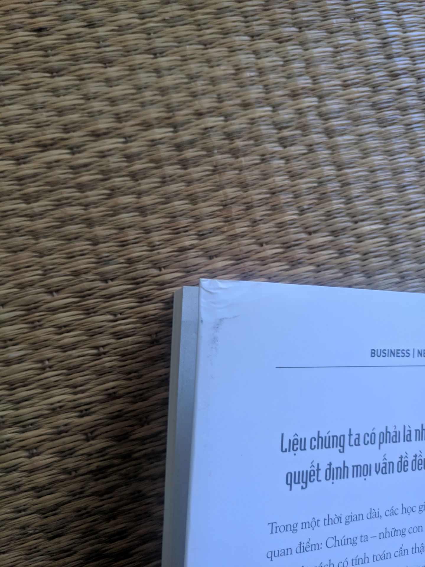 sách đóng trong hộp vừa khít lại không được bọc bảo hộ nên vận chuyển khiến sách bị va đập bị quăn bẩn góc sách.
chưa kể sách in lỗi hay thế nào mà lẫn lộn giấy trắng với giấy vàng ????