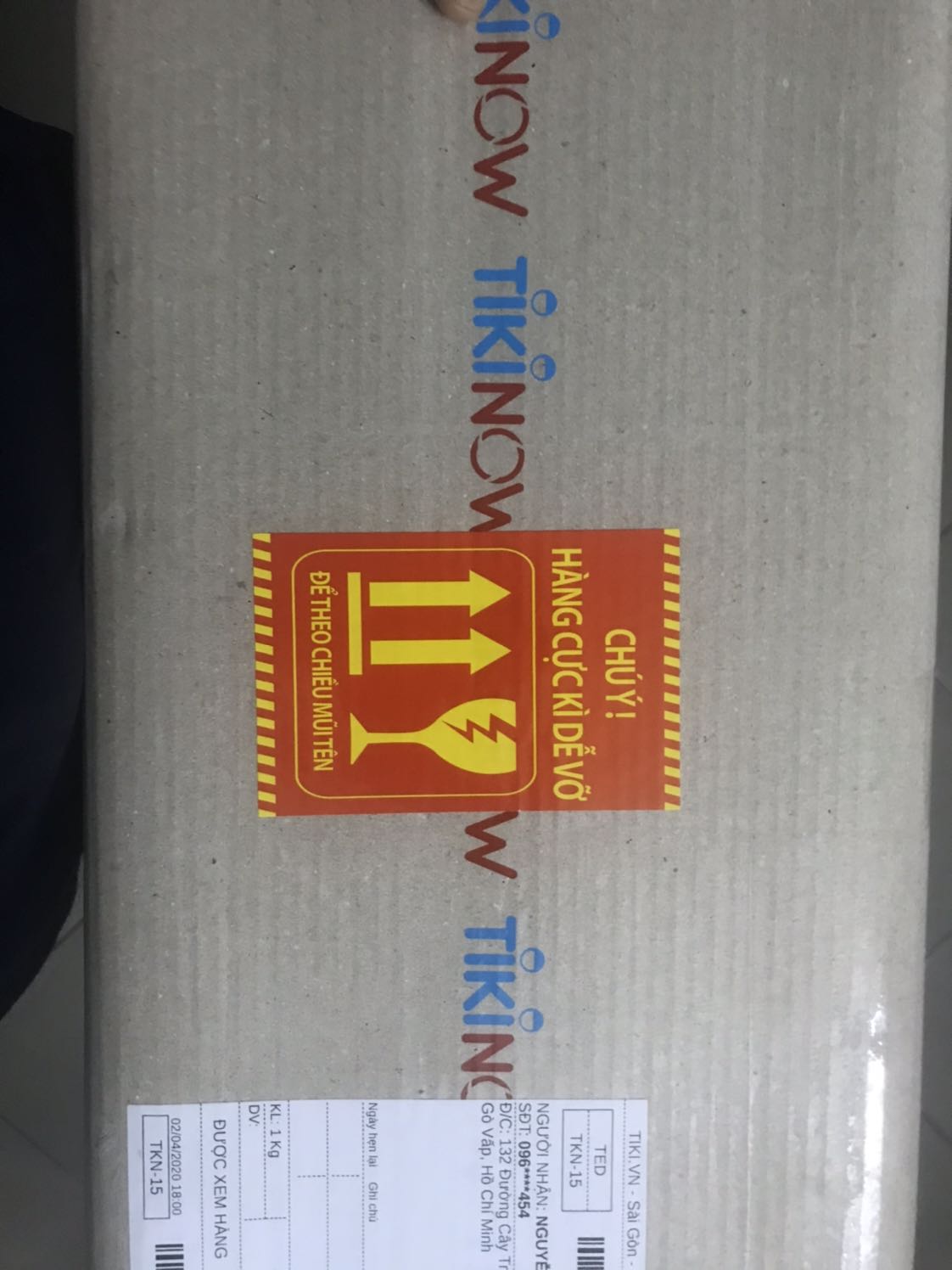 Máy đẹp, hoàn thiện tốt, dial zoom k mượt lắm, đóng gói cẩn thận, giao hàng TiKiNow phí vận chuyển tăng mà giao chậm, 16h mà 20h mới giao thất vọng.
Sau 5 ngày dùng *** thì có nhận xét sau:
Không dùng được pen presure trên Adobe Photoshop , trên MediBang Pro thì lại dùng ngon. 
Vấn đề sau 5 ngày sử dụng của mình tới từ cấy bút ( con trỏ chuột) di chuyển thao tác bị ngắt quãng sau khi nhấc lên quá cao khỏi bảng vẽ ( ví dụ thao tác vẽ nhấc lên di chuyển vùng vẽ do hết vùng thao tác ) thì nó bị đứng yên, di chuyển trên không rất bực mình. Mỗi lần muốn di chuyển phải chạm nó xuống bàn phím con trỏ chuột mới nhận và di chuyển. Mình cảm thấy rất khó chịu khi vẽ. Đang đổi trả mà bên cửa hàng mới gọi điện chưa thấy cho người tới lấy.