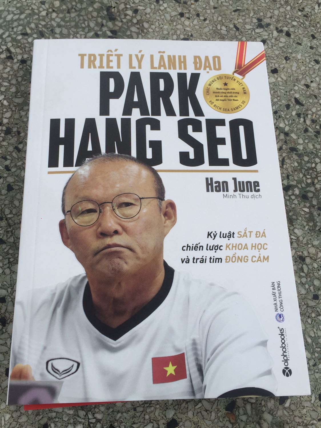 Giao hàng rất nhanh, đặt tối qua sáng đã nhận dc.
Cảm ơn cty Alphabooks. Nhờ quyển sách này mình đã hiểu thêm về Mr.Park và cách lãnh đạo của ông dẫn đến sự thành công.
Sách đẹp, rẻ hơn so với giá bìa, có tặng postcard; thông điệp dc truyền tải rõ ràng, dịch hay, nên đọc rất dễ nhớ. Đáng mua.
Nhưng mình chỉ vote 4 sao thôi, vì đầu trang có chỗ bị dơ nhẹ. Mong lần sau Alphabooks sẽ chọn kĩ hơn.