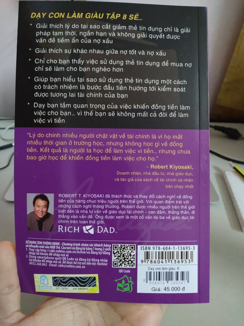 Sách hay nhé mọi người. Tác giả chưa bao giờ làm mình thất vọng:v. Nội dung viết về cách giàu mà không ti tiện, keo kiệt và ko phải là lấy vợ giàu để giàu:))). Dịch vụ TiKi tốt  đánh 5 sao cho dịch vụ. Sách mới, giá rẻ, giao hàng lại siêu nhanh. Anh giao hàng thân thiện đội mưa đi giao hàng( gọi mình 2 cuộc không được anh đi giao đơn khác mình gọi lại a đã quay lại giao cho mình) nhưng rất thân thiện, vui vẻ. Cảm ơn Anh, cảm ơn TiKi!!!