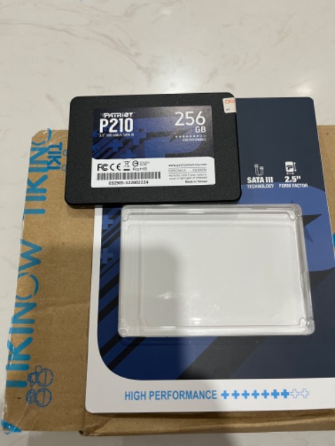 Mình đặt tối khuya, vì tiết kiệm chi phí nên chọn giao hàng tiết kiệm. Vậy mà mới sáng sớm hôm sau Tiki đã giao hàng, thật không uổng công mình ủng hộ tiki mấy năm qua. Ssd Patriot này là ổ thứ 2 mình mua. Tuy nhiên không hiểu sao sau khi cài Windows 10 64 bit và các app hoàn chỉnh, mình tháo tam ra vệ sinh máy, gắn thêm ổ cứng hdd vào là lại bị lỗi Winload.exe. Mình đã tháo hdd ra, cài lại hoàn chỉnh lần nữa, gắn thêm lại ổ hdd vào vẫn bị. Cứ thế cài đi lại ba bận vẫn lỗi vậy. Sau cũng quyết định k gắn thêm lại ổ hdd thì bình thường nên thôi cứ để vậy cho yên.