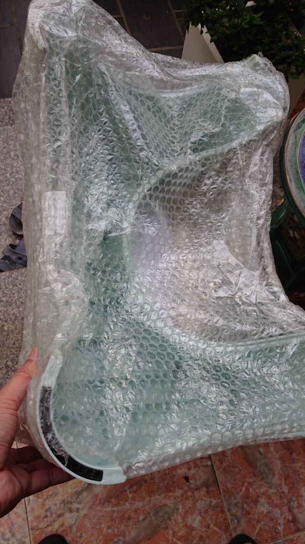 Quá tệ. Đơn hàng đặt 2 cái màu Trắng. Shop đóng gói giao hàng có 1 cái à mà lại là màu xanh. Còn 1 cái không biết thất lạc đâu luôn. Shipper báo không biết do nhận gói hàng từ shop chuẩn bị.