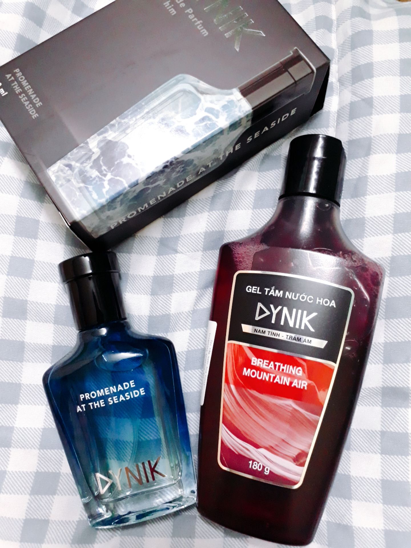 Mùi nước hoa không bị rẻ tiền như 1 số loại cùng giá. Thanh mát, phù hợp với thời tiết nóng ẩm của mùa hè. Được tặng kèm chai dầu tắm mùi đúng sở thích (xạ hương). Nói chung là đáng đồng tiền.