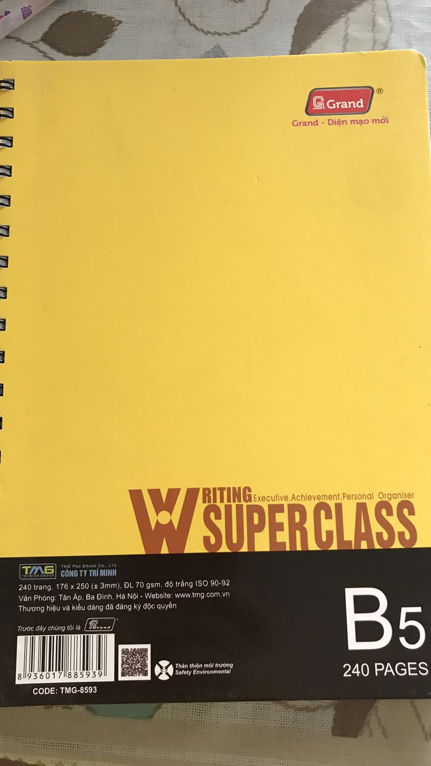 Mình sẽ rất vui nếu quyển sổ này được bọc bìa ni lông ở ngoài và không bị bẩn. Mình mua sách ở tiki cũng nhiều lần rồi, cũng gặp phải tình trạng sách bị gập, gãy bìa, bẩn,... nhưng để nói riêng về quyển sổ này thì rất đáng để mua, to, dày, mực viết cũng không bị in qua quá nhiều trừ bút nào cho ra nhiều mực quá thì sẽ hơi in một tí thôi.