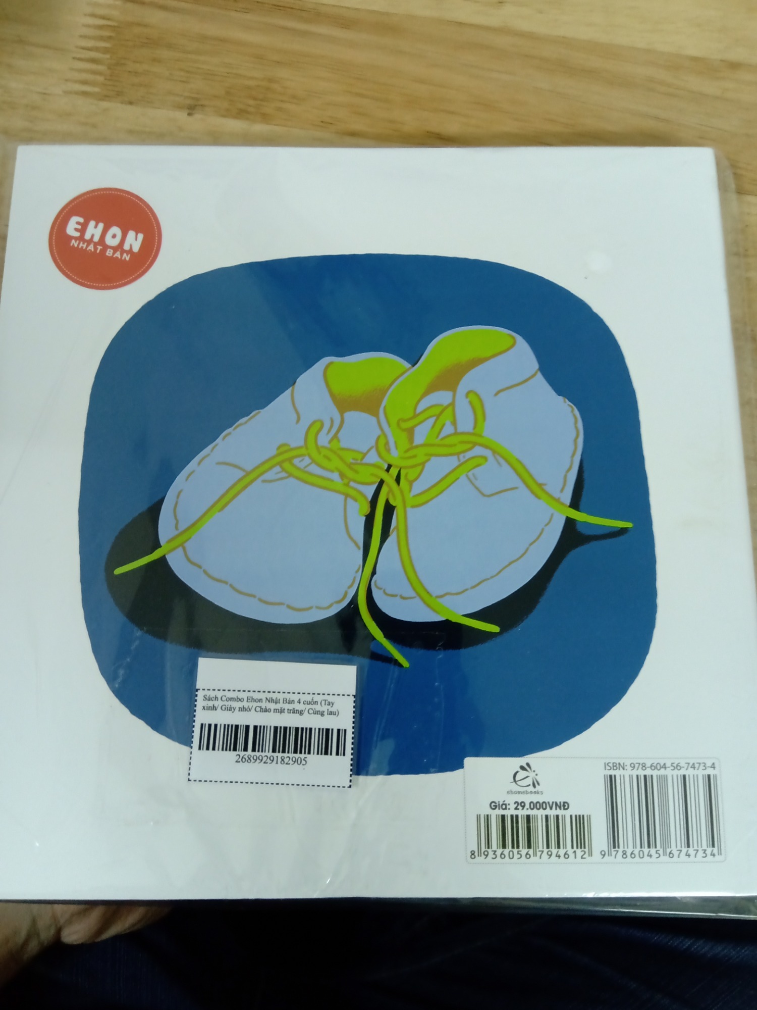 Trong combo này bé nhà mình mê nhất cuốn Tay xinh đâu nhỉ và Cùng lau cho sạch nào. Câu chuyện trong những cuốn này y chang tình huống các bé hay gặp phải lúc mặc quần áo, lúc ăn, lúc tập đi, lúc ngắm trăng. Hình vẽ và giọng văn rất đáng yêu. Bé nhà mình nghe mẹ đọc xong rất hay bắt chước áp dụng những câu nói trong sách nên vốn từ khi nói tốt hơn hẳn.