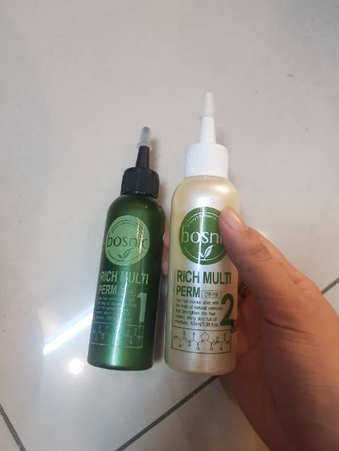Cái chai màu trắng mùi rất thơm, mình mua về uốn cho bé cháu uốn xoăn lọn nhỏ để tầm 60p là xoăn đẹp nha🥰