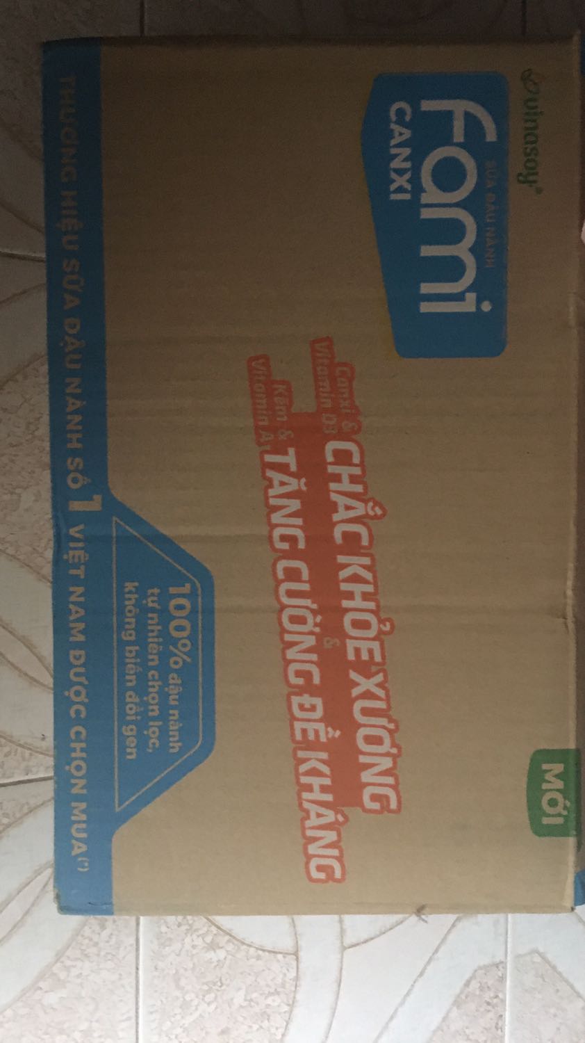 Tiki giao hàng rất nhanh dù trong thời điểm dịch bệnh đang bùng phát, sp date đến 08/12. Đóng gói ổn, nhà mình thường hay dùng sdn Fami và thấy ổn, vị đậu nành thanh, giảm ngọt hơn xíu nữa thì tuyệt ạ! Cảm ơn Tiki và Fami nhé