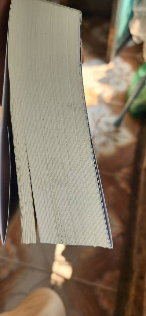 Sách thì bị vào giấy thừa ra rất xấu,cạnh sách thì bị bẩn do vết tay đen cầm vào. Đang lăn tăn k biết có phải sách chính hãng của 1980 phát hành k