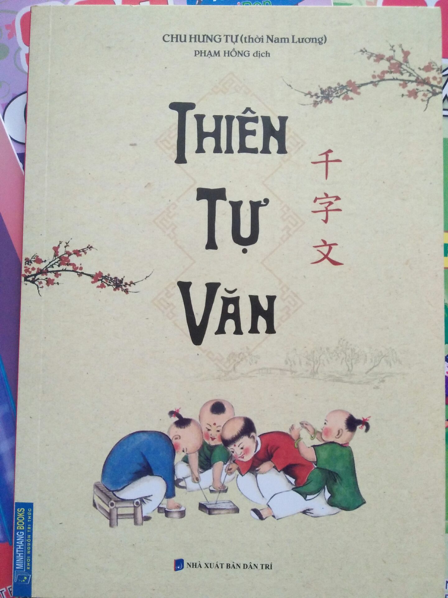 Sách hay, đẹp miễn chê, lại còn được mua với giá tốt, mình thực sự rất hài lòng!
Điểm trừ duy nhất của sách là dùng chữ Hán giản thể, thế thôi! 

Cảm ơn Tiki đã bán sách với giá tốt.
 
Cảm ơn nhà vận chuyển đã đem hàng của mình đến tận nhà. 

Yêu các bạn ?