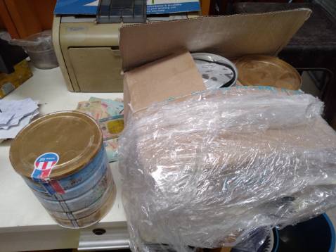 mua 02 *** sữa abbott 6+, nvgh vừa giao xong mở ra , bên trong thật khủng khiếp. Bên ngoài bao bì sữa đổ dính đầy bao bì.
đổ mất hơn nữa ***, *** còn lại rách nhãn niêm phong, giờ đây thật sự sợ tiki rồi đấy, mà những đơn hàng này toàn trả tiền trước không à.