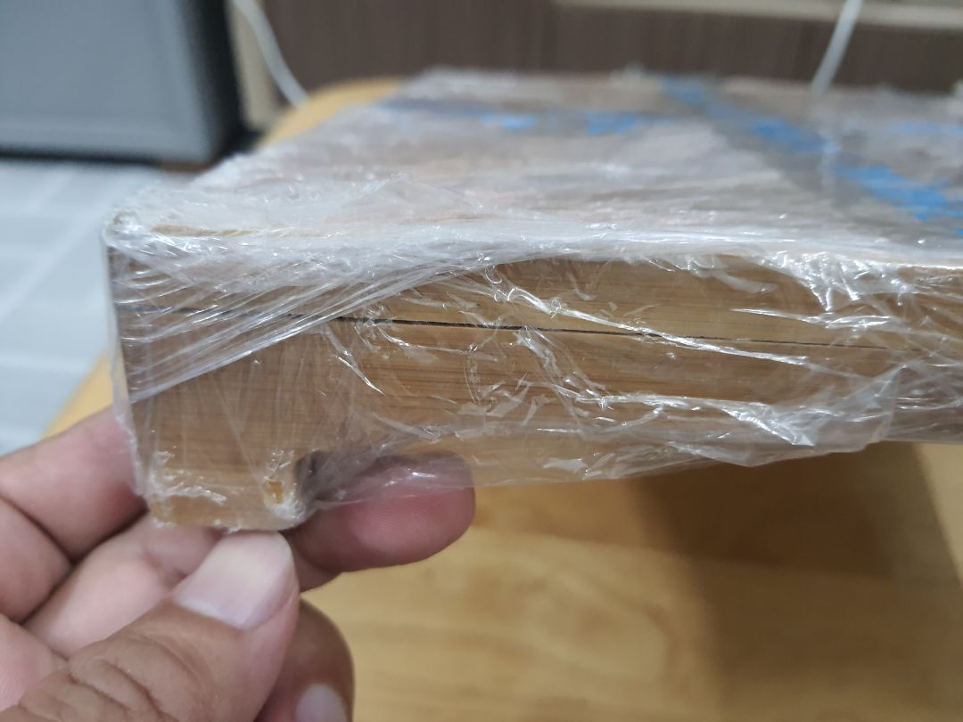 Đóng gói sơ xài, không cẩn thận, hàng bị hờ mép, góc sản phẩm bị trầy xước. Đề nghị đổi sản phẩm khác.